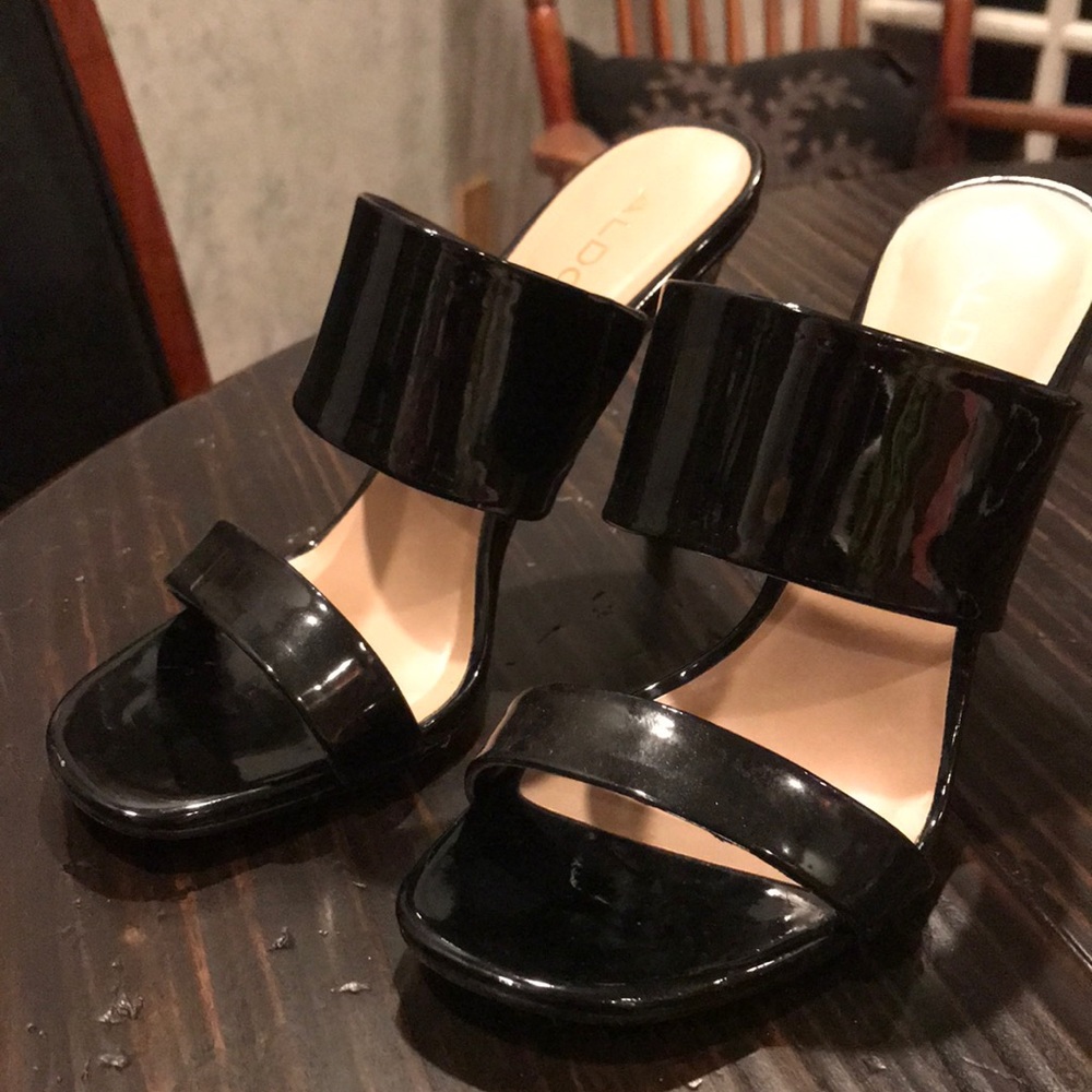 ALDO BLACK HEELS. Feels very lightweight to wear. - Picture 4 of 8